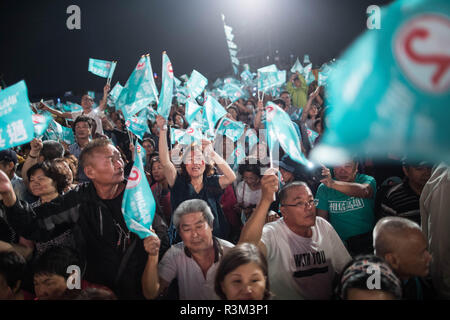 Kaohsiung mayoral candidato Chen Chi ami (invisibile) dalla sentenza Partito Progressista Democratico detiene un rally su la vigilia elettorale. Kaohsiung mayoral candidati dalla sentenza e il partito di opposizione fanno il loro ultimo disperato per effetto di campagna per le contestate mayoral ufficio di Kaohsiung. Taiwan sono andati alle urne per le elezioni locali, ampiamente è stato visto come un banco di prova per il presidente uscente Tsai Ing-wen. Foto Stock