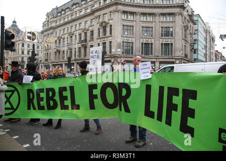 I manifestanti visto tenendo un enorme striscione durante la protesta. Estinzione della ribellione manifestanti blocco Oxford Street junction tenendo premuto il traffico sul Venerdì nero giorno delle vendite. Foto Stock