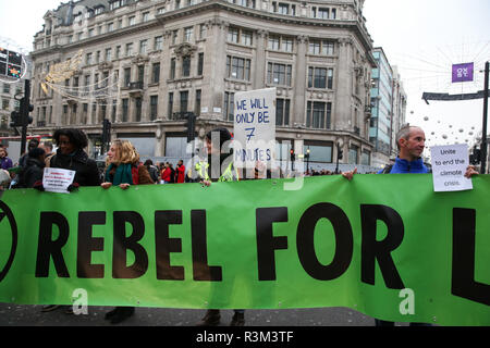 I manifestanti visto tenendo un enorme striscione durante la protesta. Estinzione della ribellione manifestanti blocco Oxford Street junction tenendo premuto il traffico sul Venerdì nero giorno delle vendite. Foto Stock