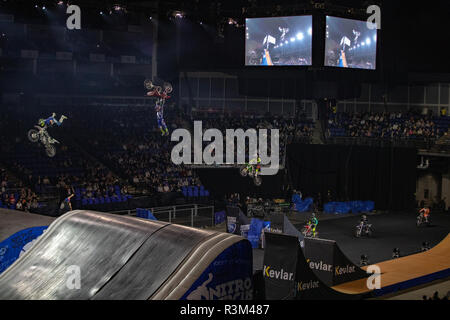 Londra, Regno Unito. 23 Nov, 2018.Nitro Circus Live 2018, coreografia mozzafiato delle routine di FMX, BMX e skate. I piloti dovranno eseguire si muove come il nitro-bomba e utilizzare il 40-piede Giganta rampa durante lo spettacolo all'Arena O2, Regno Unito, Credito: Jason Richardson/Alamy Live News Foto Stock