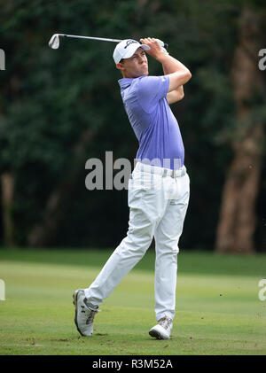 Hong Kong Cina.. Novembre 24th, 2018. Honma Hong Kong Open Golf 2018 a Hong Kong Golf Club di Fanling. Fitzpatrick colpisce la sfera sulla undicesima fairway.Inglese Aaron Rai detiene sul suo chiaro piombo nel day 3 del torneo. Dopo aver infranto il record del corso nello scorso round di Rai rimane stabile e chiaro di Englands Matteo Fitzpatrick e Sud Coree Hyowon Park.Credit: Jayne Russell/ Alamy Live News Foto Stock