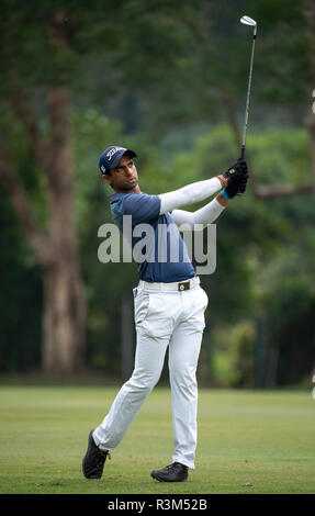 Hong Kong Cina.. Novembre 24th, 2018. Honma Hong Kong Open Golf 2018 a Hong Kong Golf Club di Fanling. La Rai colpisce la sfera sulla undicesima fairway.Inglese Aaron Rai detiene sul suo chiaro piombo nel day 3 del torneo. Dopo aver infranto il record del corso nello scorso round di Rai rimane stabile e chiaro di Englands Matteo Fitzpatrick e Sud Coree Hyowon Park.Credit: Jayne Russell/ Alamy Live News Foto Stock