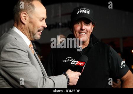 Las Vegas, NV, Stati Uniti d'America. 23 Nov, 2018. Ernie Johnson Jr., Phil Mickelson di presenze per capitale la sua partita: Tiger Woods VS Phil Mickelson, Shadow Creek Golf Course, Las Vegas NV, Novembre 23, 2018. Credito: JA/Everett raccolta/Alamy Live News Foto Stock