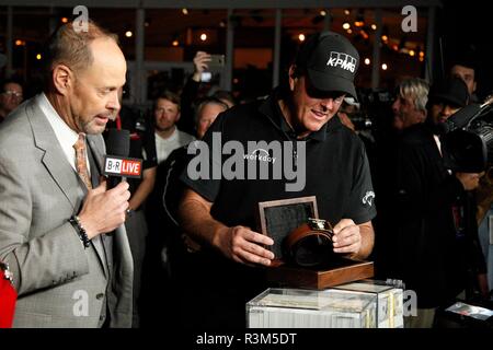 Las Vegas, NV, Stati Uniti d'America. 23 Nov, 2018. Ernie Johnson Jr., Phil Mickelson di presenze per capitale la sua partita: Tiger Woods VS Phil Mickelson, Shadow Creek Golf Course, Las Vegas NV, Novembre 23, 2018. Credito: JA/Everett raccolta/Alamy Live News Foto Stock