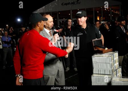 Las Vegas, NV, Stati Uniti d'America. 23 Nov, 2018. Tiger Woods, Ernie Johnson Jr., Phil Mickelson di presenze per capitale la sua partita: Tiger Woods VS Phil Mickelson, Shadow Creek Golf Course, Las Vegas NV, Novembre 23, 2018. Credito: JA/Everett raccolta/Alamy Live News Foto Stock