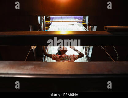 Surin, Thailandia. 22 Novembre, 2018. Una donna tessiture seta Thailandese in un workshop in Surin, Thailandia, nov. 22, 2018. Credito: Zhang Keren/Xinhua/Alamy Live News Foto Stock