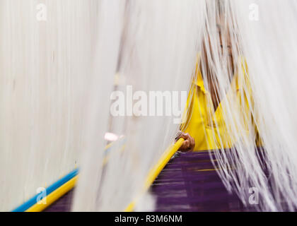 Surin, Thailandia. 22 Novembre, 2018. Una donna tessiture seta Thailandese in un workshop in Surin, Thailandia, nov. 22, 2018. Credito: Zhang Keren/Xinhua/Alamy Live News Foto Stock