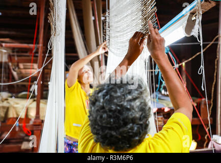 Surin, Thailandia. 22 Novembre, 2018. Le donne di tessitura della seta Tailandese in un workshop in Surin, Thailandia, nov. 22, 2018. Credito: Zhang Keren/Xinhua/Alamy Live News Foto Stock
