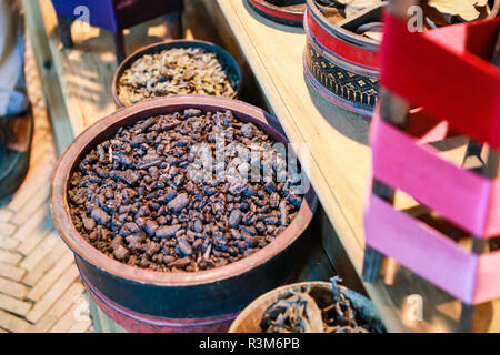 Surin. 22 Novembre, 2018. Foto scattata il 9 novembre 22, 2018 mostra il colorante di seta Thailandese in Surin, Thailandia. Credito: Zhang Keren/Xinhua/Alamy Live News Foto Stock