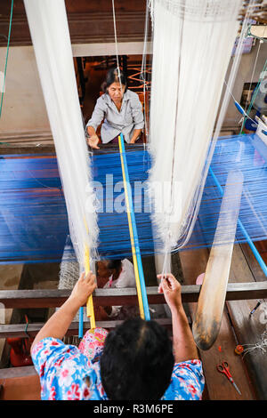 Surin, Thailandia. 22 Novembre, 2018. Le donne di tessitura della seta Tailandese in un workshop in Surin, Thailandia, nov. 22, 2018. Credito: Zhang Keren/Xinhua/Alamy Live News Foto Stock