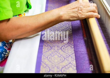 Surin, Thailandia. 22 Novembre, 2018. Una donna tessiture seta Thailandese in un workshop in Surin, Thailandia, nov. 22, 2018. Credito: Zhang Keren/Xinhua/Alamy Live News Foto Stock
