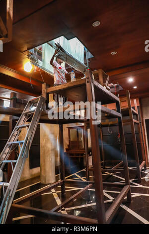 Surin, Thailandia. 22 Novembre, 2018. Una donna tessiture seta Thailandese in un workshop in Surin, Thailandia, nov. 22, 2018. Credito: Zhang Keren/Xinhua/Alamy Live News Foto Stock