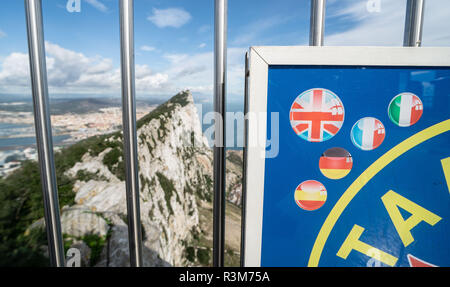 Gibilterra, Regno Unito. 24 Novembre, 2018. Bandiere europee può essere visto su una scheda nella parte superiore di una piattaforma di osservazione sulla Rocca di Gibilterra. Credito: Frank Rumpenhorst/dpa/Alamy Live News Foto Stock