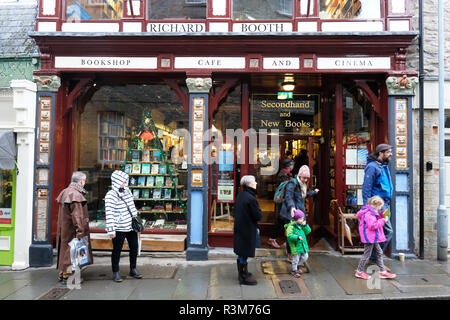 Hay on Wye, Wales, Regno Unito - Sabato 24 Novembre 2018 - Visitatori passeggiata cittadina visitando i numerosi negozi di libri in una fredda giornata invernale durante l'Hay Festival Weekend d'inverno. Foto Steven Maggio / Alamy Live News Foto Stock