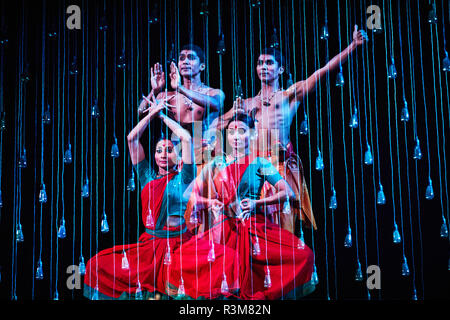 Londra, Regno Unito. 23 Nov 2018. Nel suo secondo anno a Sadler's Wells, Darbar Festival accoglie favorevolmente alcune delle più eccitanti nomi nella danza classica indiana, curata da Sadler's Wells associare artista Akram Khan. Nella prima esecuzione del festival, Renjith Babu e Neha Mondal Chakravarty presente "una serata di Bharatanatyam" dall'bharatanatyam e artista contemporaneo Mavin Khoo. La sera del secondo giorno del programma, "Le avventure di Odissi e Kathak", combina due danza classica indiana di moduli in performance da solista di Sujata Mohapatra e Gauri Diwakar. Credito: ambra vernuccio/Alamy Live News Foto Stock