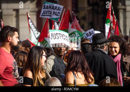 Madrid, Spagna - 17 Novembre 2018: Close-up del manifestante maschio tenendo un "giustizia" segno sulla sua testa, in mezzo ad altri manifestanti in Plaza Maior, Madrid, su Foto Stock