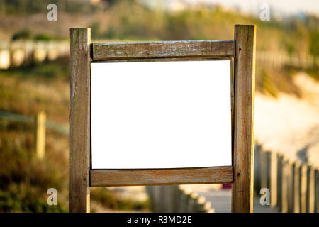 Annuncio tramite affissioni in legno mockup. Sentiero spiaggia Poster. Copia dello spazio. Foto Stock