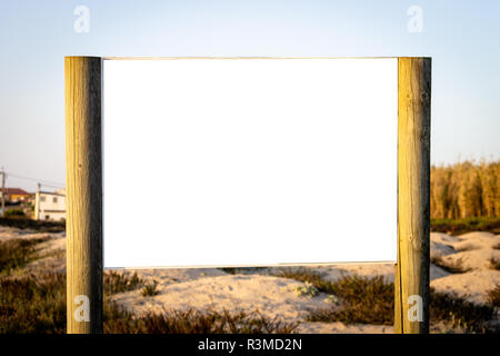Annuncio tramite affissioni in legno mockup. Sentiero spiaggia Poster. Copia dello spazio. Foto Stock