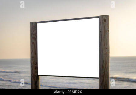 Annuncio tramite affissioni in legno Mockup vicino all'oceano. Giorno chiaro. Copia dello spazio. Foto Stock