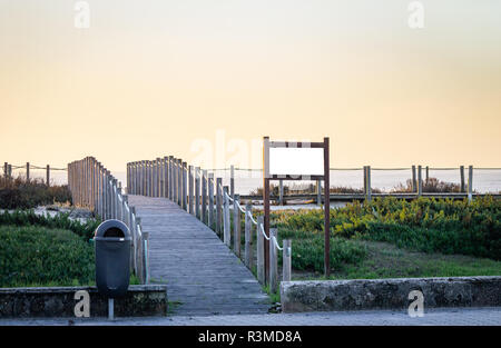 Piccolo annuncio tramite Affissioni in legno mockup vicino alla passerella in legno. Cestino della spazzatura. Giorno chiaro. Copia dello spazio. Foto Stock