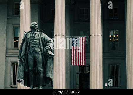 Washington DC, giugno 2017, Stati Uniti: Albert Gallatin statua di fronte all' entrata nord verso gli Stati Uniti edificio del Tesoro Foto Stock