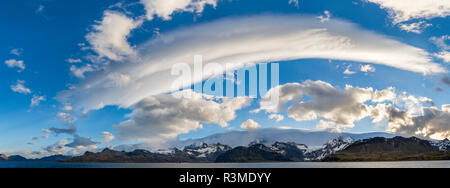 Cumberland East Bay e le montagne della gamma Allardyce. Cloudscape tipici dell Isola Georgia del Sud Foto Stock