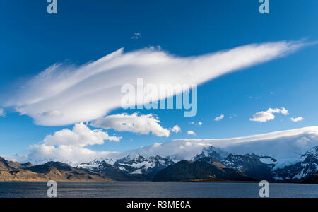 Cumberland East Bay e le montagne della gamma Allardyce. Cloudscape tipici dell Isola Georgia del Sud Foto Stock