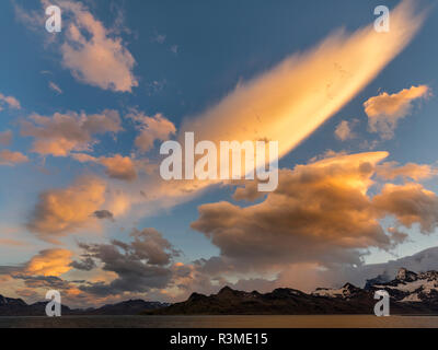 Cumberland East Bay e le montagne della gamma Allardyce. Cloudscape tipici dell Isola Georgia del Sud Foto Stock