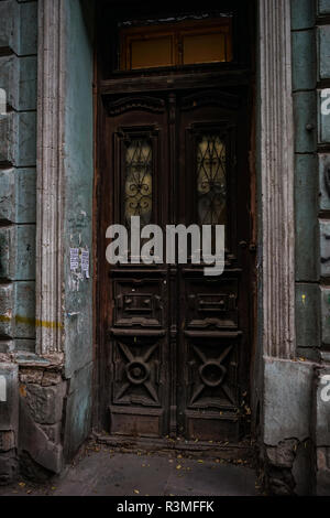 La vecchia porta con ferro forgiato con un decor di Tbilisi case di 18-19 secoli, Repubblica di Georgia Foto Stock