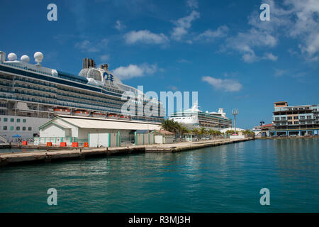 Caraibi, Aruba Oranjestad. Royal Caribbean la visione del mare e della Principessa, Island Princess, navi in porto. (Solo uso editoriale) Foto Stock