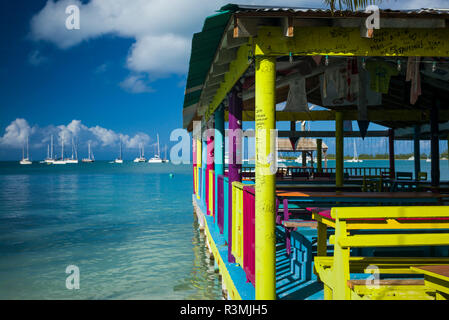 Isole Vergini Britanniche, Anegada. Punto di impostazione, il beach bar tabelle Foto Stock