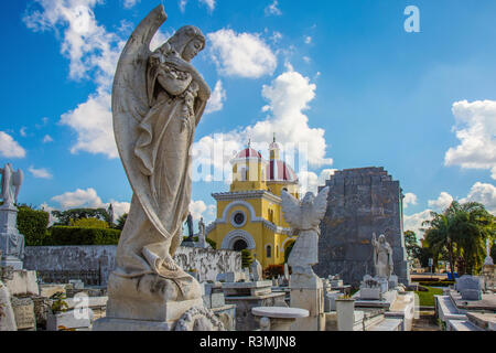 Cuba, La Habana. Angelo statua sulla tomba nel cimitero di Colon. Credito come: Jim Zuckerman Jaynes / Galleria / DanitaDelimont.com Foto Stock