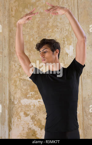 Cuba, La Habana. Ballerino maschio con il balletto pongono. Credito come: Wendy Kaveney Jaynes / Galleria / DanitaDelimont.com Foto Stock