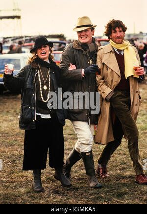 Grand National Rece incontro Eglinton Liverpool England Regno Unito 1986 frequentatori di gara presso il Grand National Meeting anche noto come urrà Henrys o Sloane Rangers o Sloanies, ben vestito ricchi giovani del periodo. Foto Stock