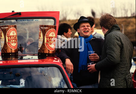 Grand National Rece incontro Eglinton Liverpool England Regno Unito 1986 frequentatori di gara presso il Grand National Meeting anche noto come urrà Henrys o Sloane Rangers o Sloanies, ben vestito ricchi giovani del periodo. Foto Stock