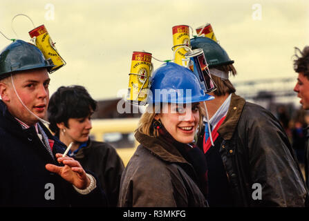 Grand National Rece incontro Eglinton Liverpool England Regno Unito 1986 frequentatori di gara presso il Grand National Meeting anche noto come urrà Henrys o Sloane Rangers o Sloanies, ben vestito ricchi giovani del periodo. Foto Stock