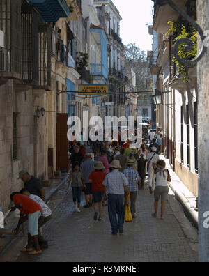 L'Avana, Cuba, la gente a piedi lungo Empedrado e alcuni si riuniranno presso La Bodeguita del medio in attesa per il Mojito Foto Stock