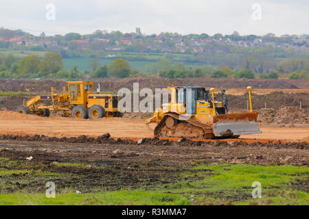Una livellatrice Caterpillar & bulldozer Caterpillar al lavoro sulla costruzione di IPORT a Doncaster Foto Stock