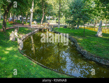 Yerevan amanti dello stagno del parco con statue di Angelo e Ponte Foto Stock