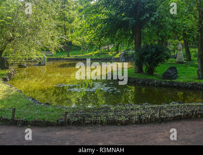 Gli amanti di Yerevan parco con laghetto percorso di erba e alberi Foto Stock