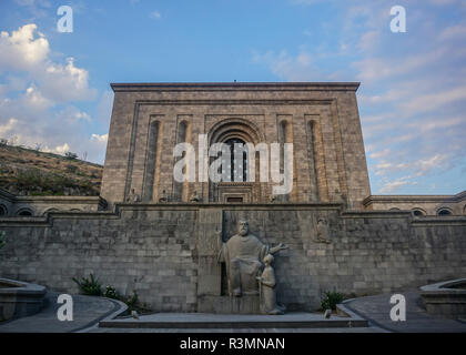 Yerevan Matenadaran monumento vista di Mesrop Mashtost statua Foto Stock