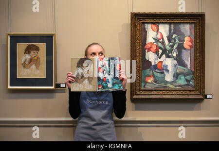 Casa d'Aste assistant Romey Clark prende uno sguardo più da vicino a due dipinti, uno da Joan Eardley intitolato ragazza mangiare melone e uno da Scottish colorista Samuel Peploe intitolato i tulipani in un vaso cinese, stimato a &pound;220,000-280,000, che vengono visualizzati in corrispondenza Bonhams, Edimburgo, prima che venga offerto all'asta come parte della gioielleria e XX secolo foto vendita la prossima settimana. Foto Stock