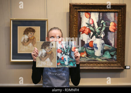 Casa d'Aste assistant Romey Clark prende uno sguardo più da vicino a due dipinti, uno da Joan Eardley intitolato ragazza mangiare melone e uno da Scottish colorista Samuel Peploe intitolato i tulipani in un vaso cinese, stimato a &pound;220,000-280,000, che vengono visualizzati in corrispondenza Bonhams, Edimburgo, prima che venga offerto all'asta come parte della gioielleria e XX secolo foto vendita la prossima settimana. Foto Stock