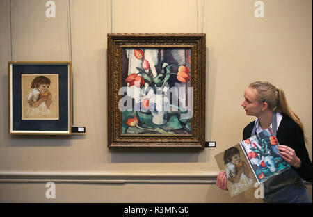 L'assistente della casa d'asta Romey Clark prende un'occhiata più stretta a due dipinti, uno da Joan Eardley intitolato ragazza che mangia il melone e uno dal colorista scozzese Samuel Pilloe intitolato tulipani in un vaso cinese, stimato a £220,000-280,000, Che sono esposti a Bonhams, Edimburgo, prima che sia offerto all'asta come parte della gioielleria e 20th Century Picture sale la prossima settimana. Foto Stock