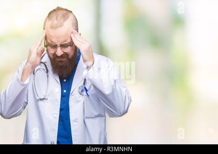 Giovane medico caucasica uomo che indossa medical mantello bianco su sfondo isolato con la mano sulla testa per il dolore in testa perché lo stress. Soffre di emicrania. Foto Stock