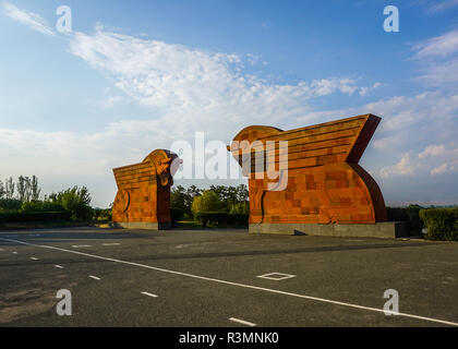 Sardarapat Memorial cavalli vista laterale entrata posizione con cielo blu Foto Stock