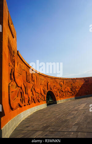 Sardarapat Memorial Wall vista laterale in estate con il blu del cielo Foto Stock