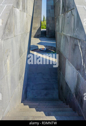 Yerevan Tsitsernakaberd genocidio armeno complesso memoriale Eterno fuoco ardente Foto Stock