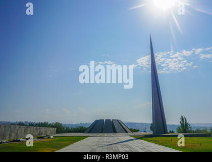 Yerevan Tsitsernakaberd genocidio armeno complesso memoriale a mezzogiorno tempo Foto Stock