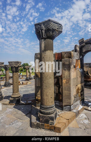 Cattedrale di Zvartnots rovine vista pittoresca del pilastro e archi Foto Stock